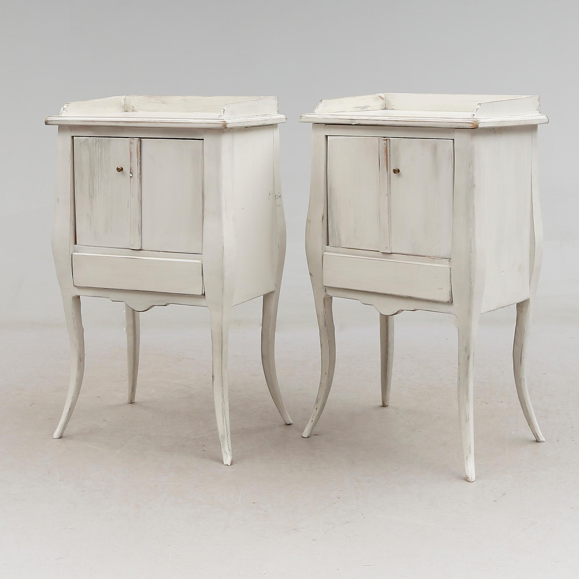 SÄNGBORD, 1 par, omkring år 1900.