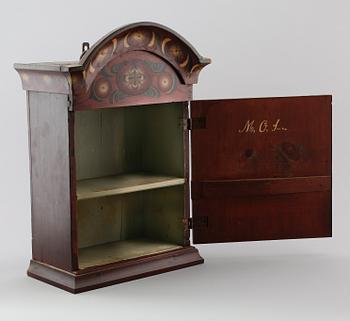 HÄNGSKÅP, allmoge, 1800-tal.