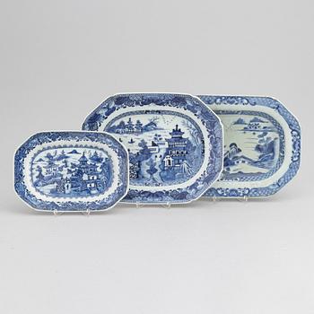 A set of three blue and white dishes, Qing dynasty, Qianlong (1736-95).