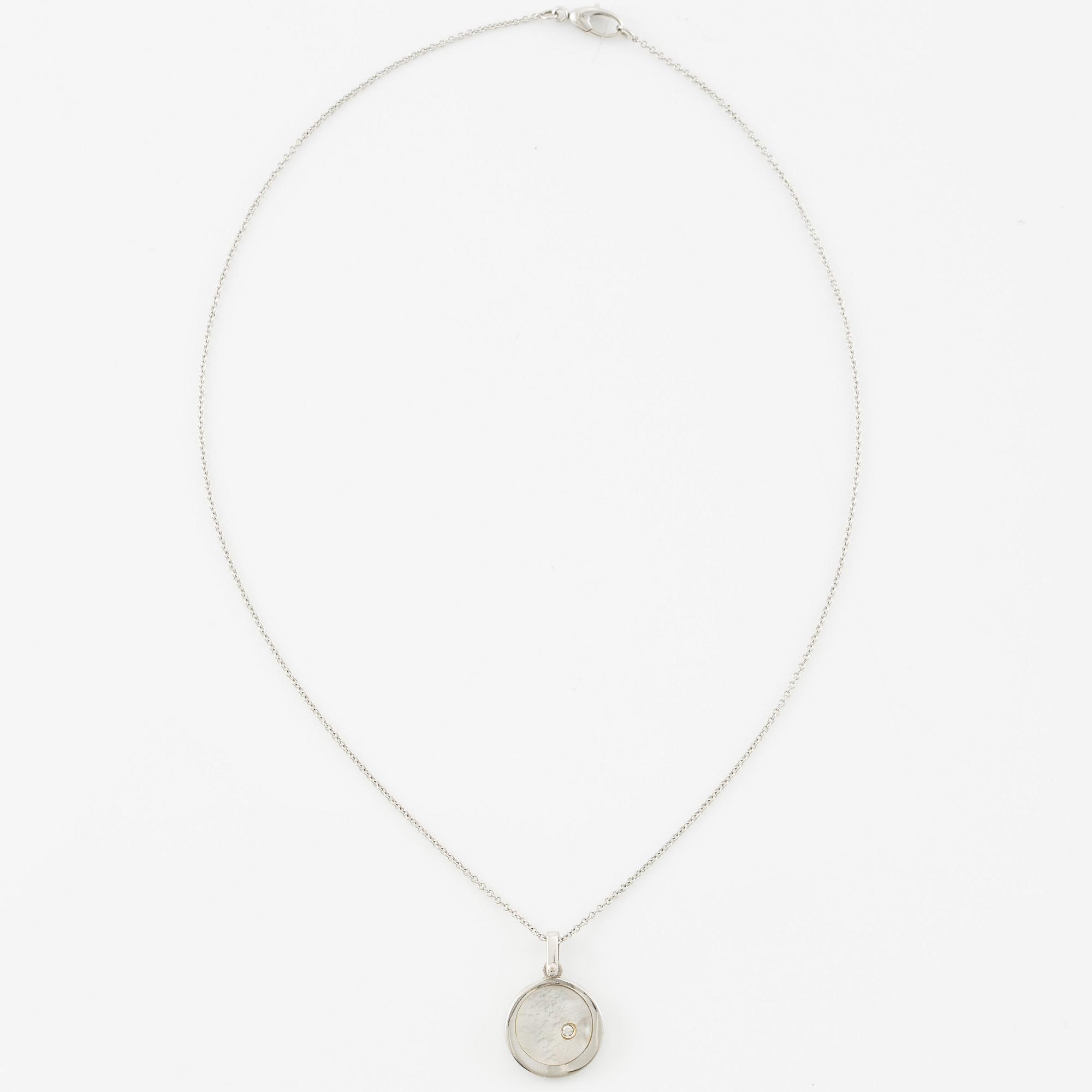 Hänge med kedja, 18K vitguld med pärlemor och briljantslipad diamant.