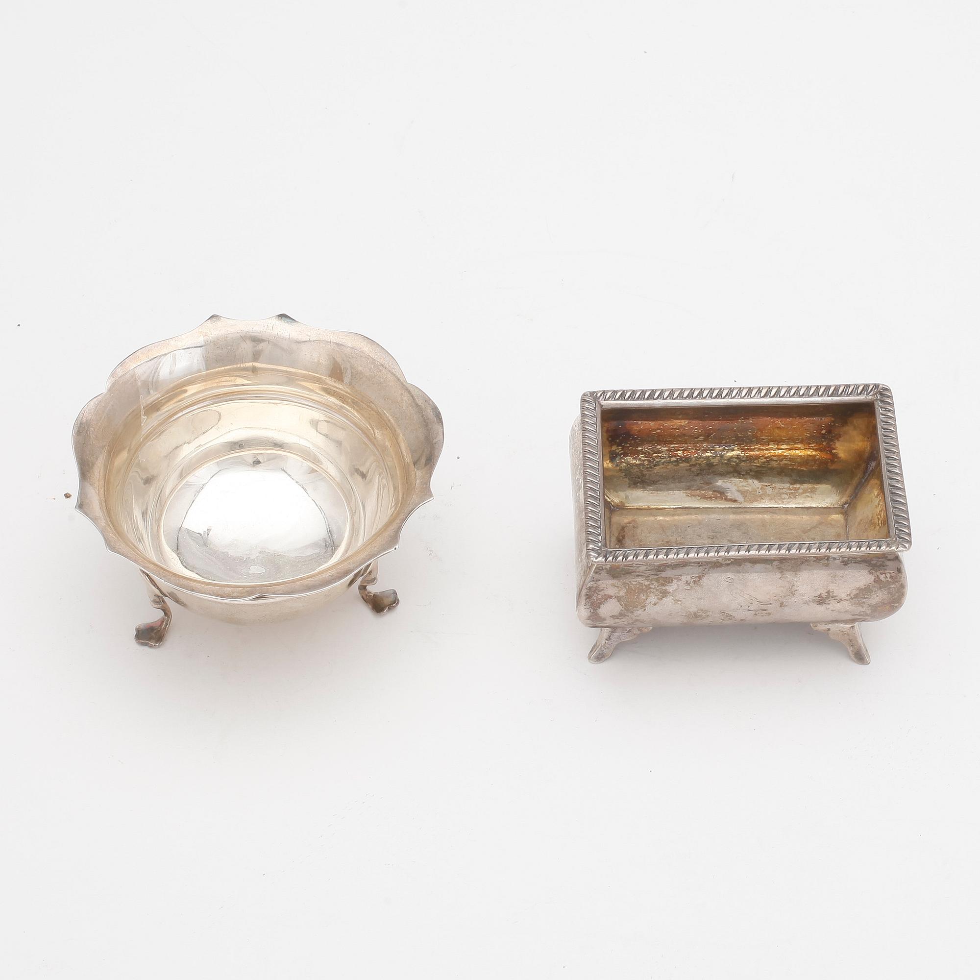 SALTKAR samt SKÅL, silver, London, 1835 respektive 1899. Totalvikt ca 165 gram.