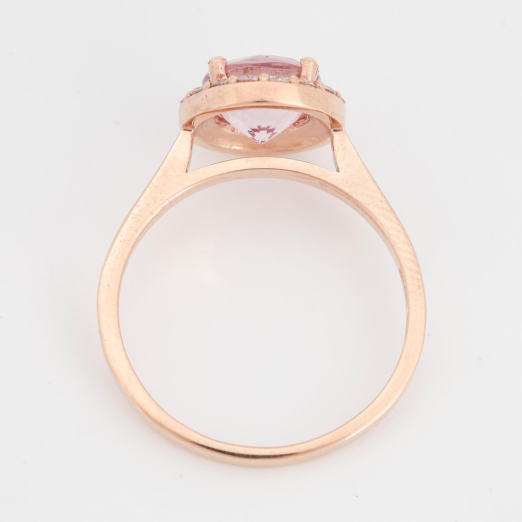 RING, med morganit och briljantslipade diamanter.