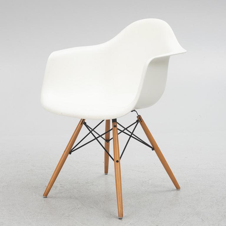 Charles & Ray Eames, a "plastic Armchair" Vitra, 2013.