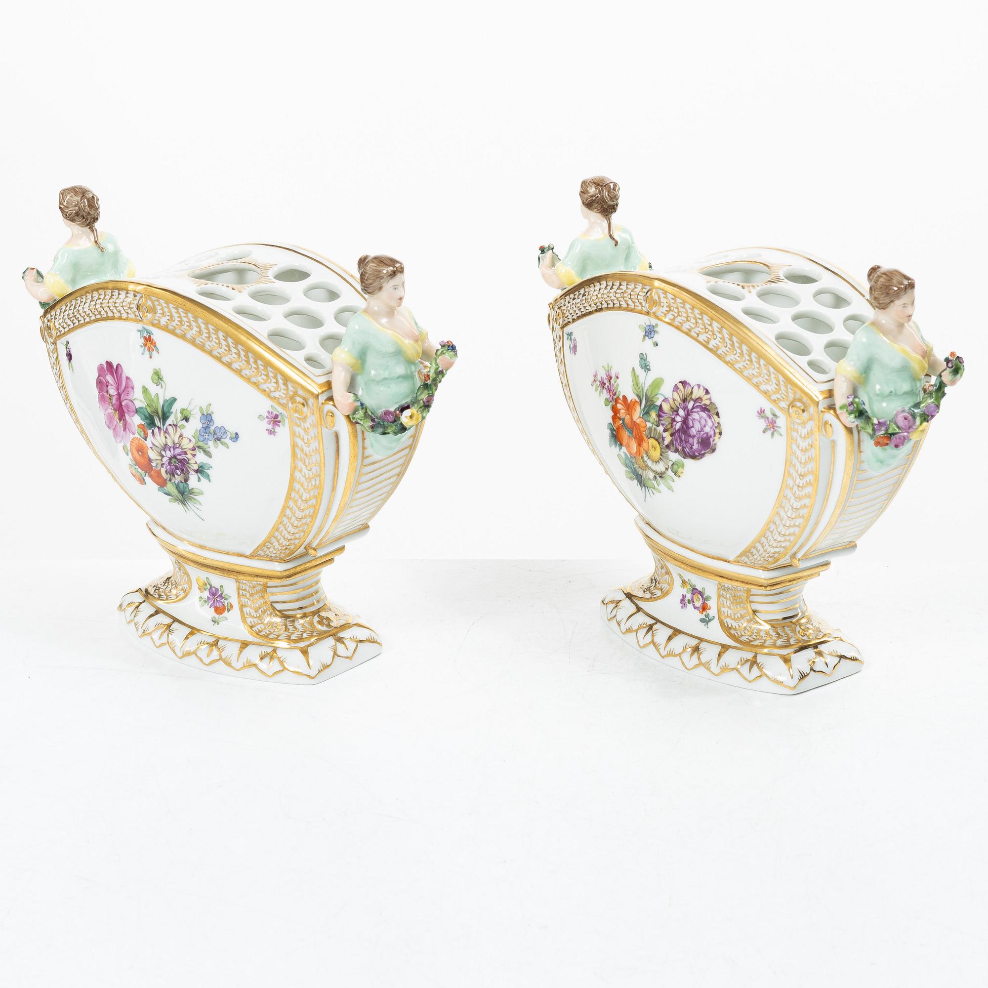 Royal Copenhagen, tulpanvaser, ett par, "Sachsisk Blomst", 1800-talets andra hälft. Danmark.