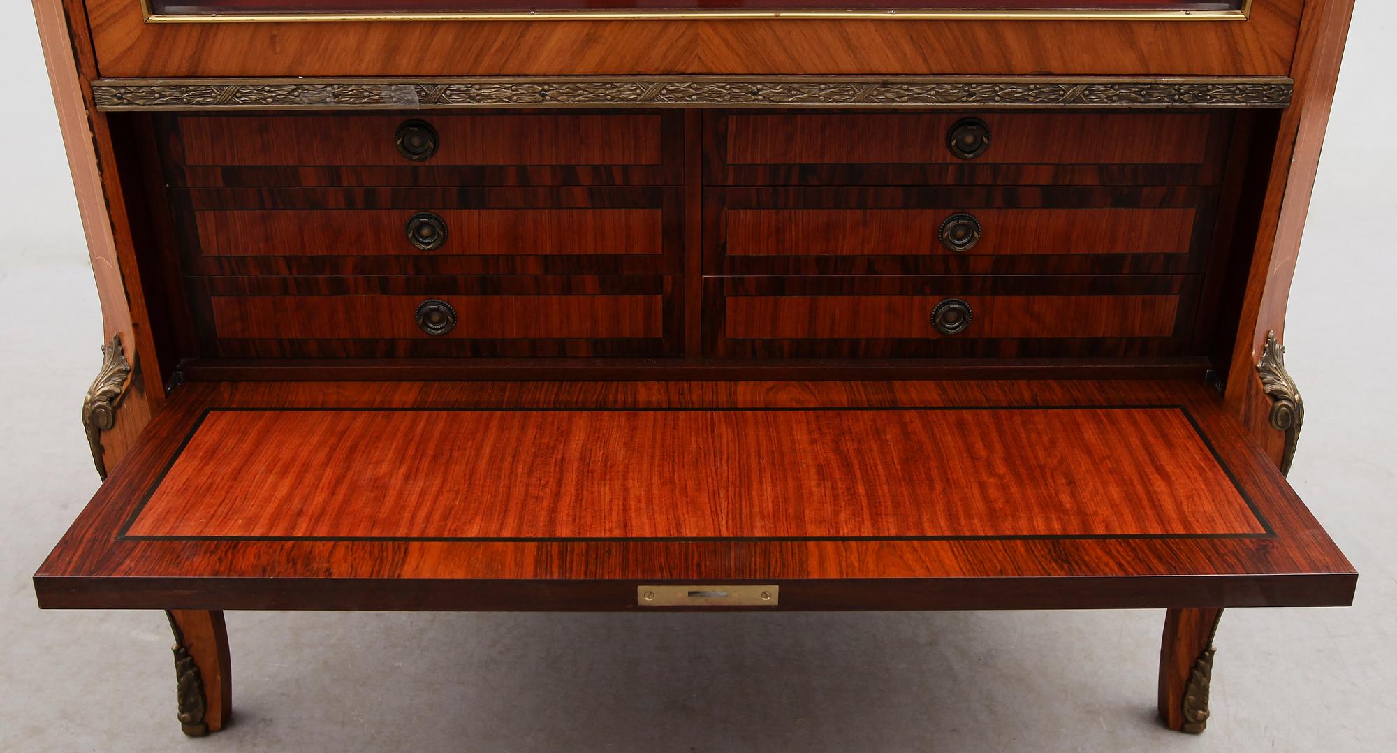 VITRINSKÅP, gustaviansk stil, 1900-talets mitt.