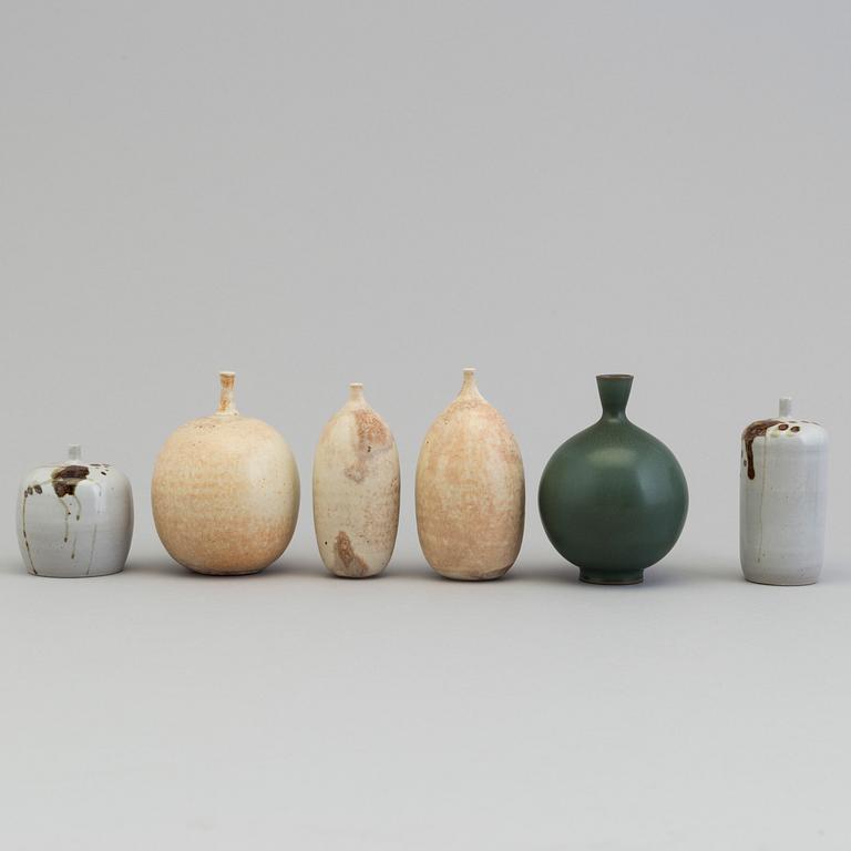 13 stoneware miniatures, including Vivi Calissendorf, John Andersson och Winblad.