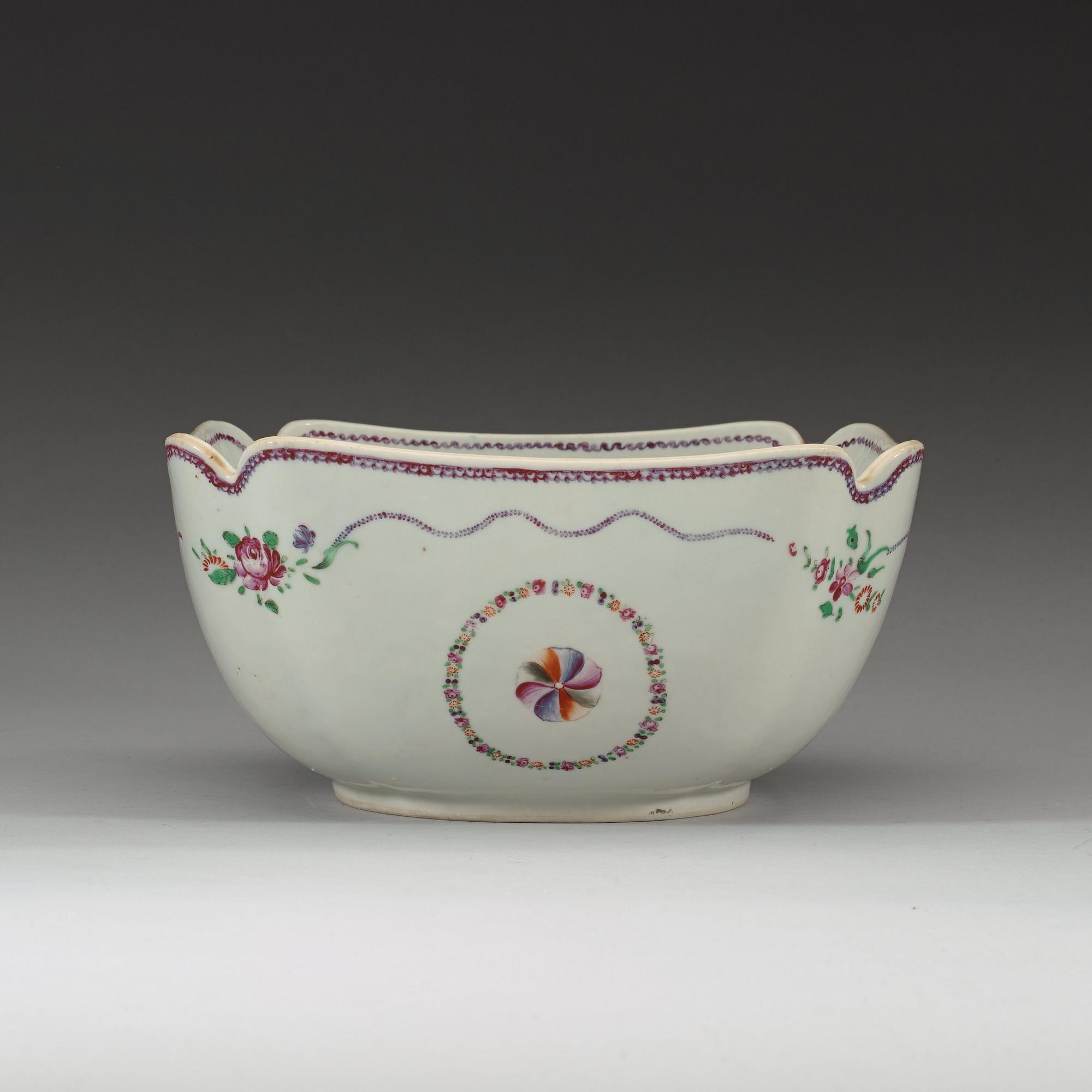A famille rose square bowl, Qing dynasty, Qianlong (1736-95).