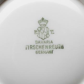 BULJONGKOPPAR MED FAT, 18 st snarlika (10+8), porslin, Tirschenreuth och Arabia, 1900-talets mitt.