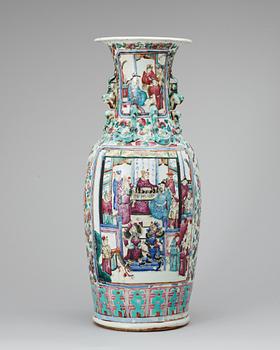 18. A large vase, Qing dynasty, 19th century.