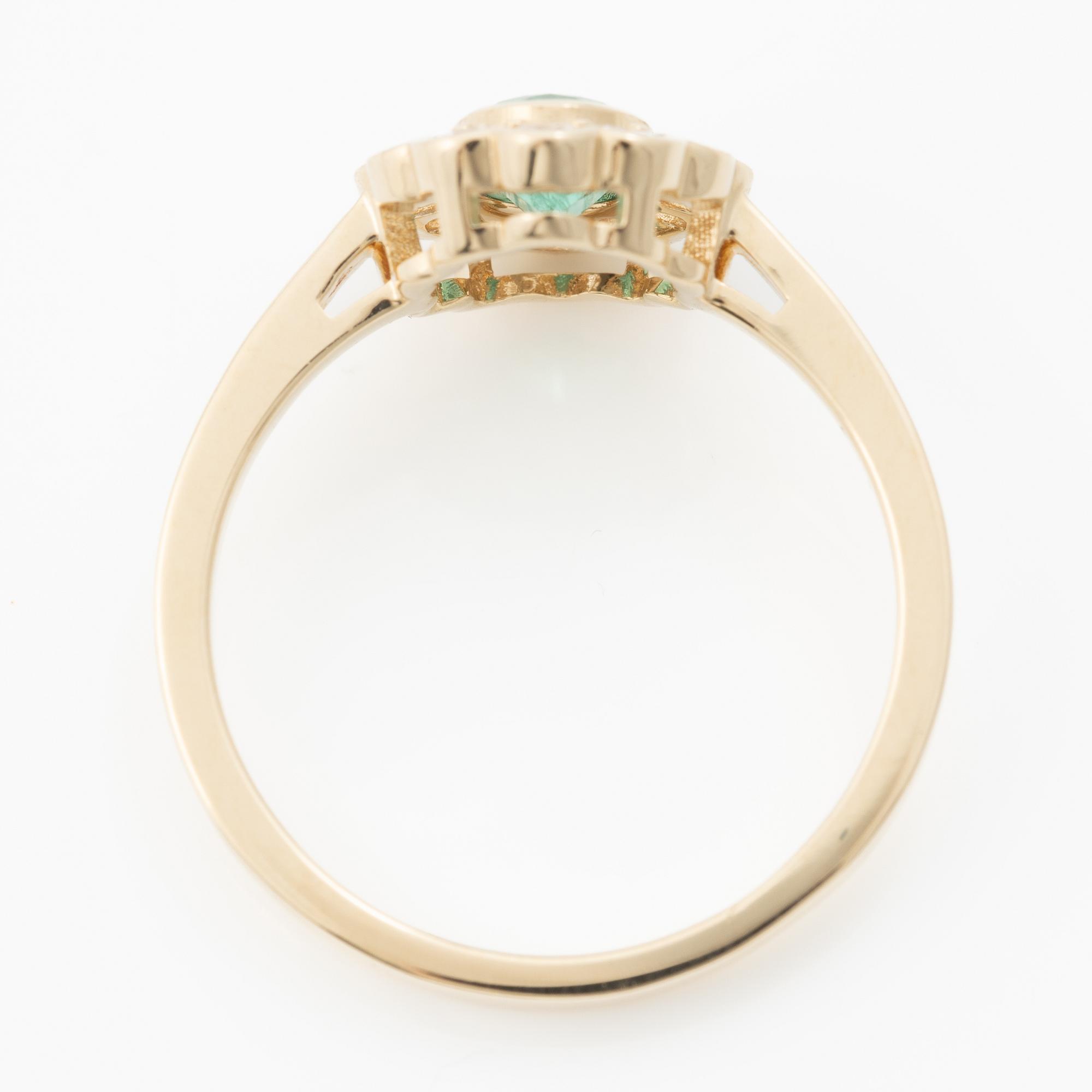 Carmósé ring, 14K gold with emerald and brilliant-cut diamonds.