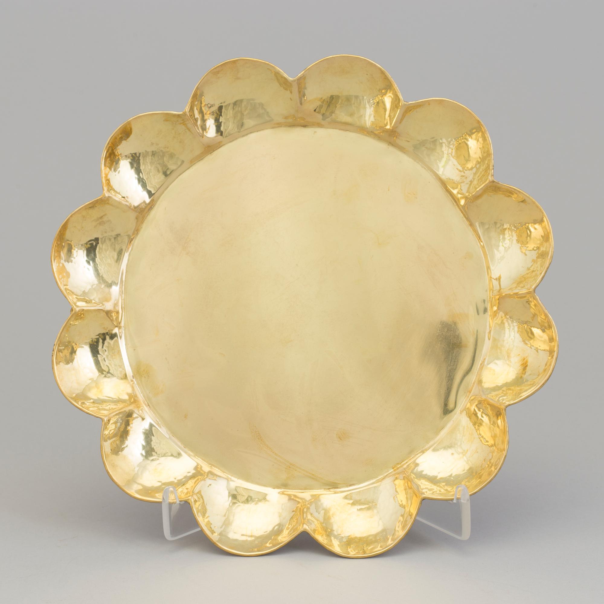 A set of three brass trays by Arvid Johansson, Arvika Konstsmide.