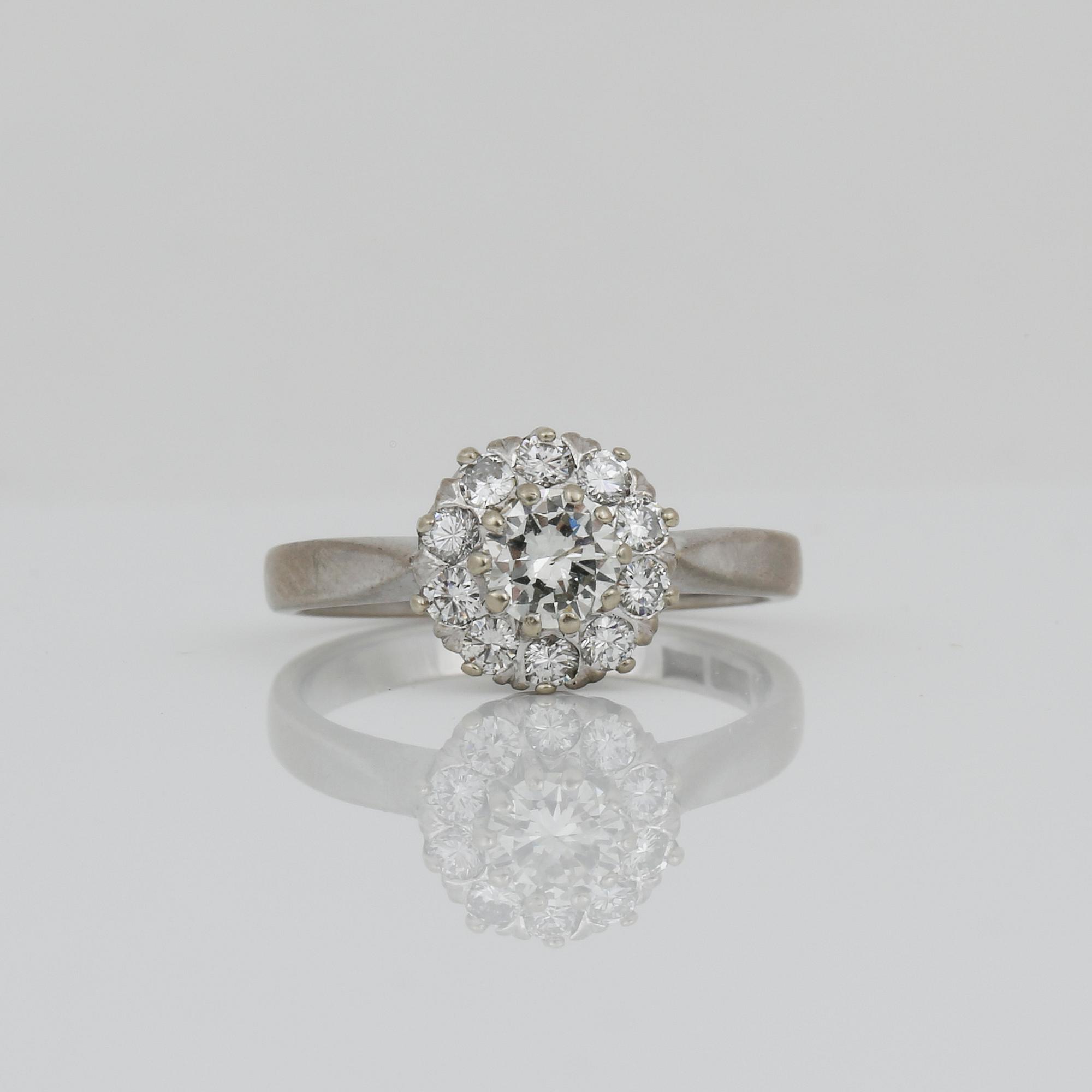 RING, 18K vitguld och briljantslipade diamanter, tot ca 0,98 ct, Åhlén & Samuelsson, Stockholm, 1966. Vikt ca 4,07 g.