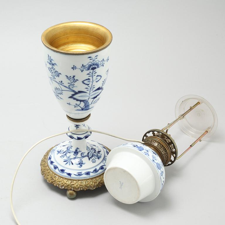 A pair of "Zwiebelmuster" lamps, made by Meissen in the first half of the 20th century.