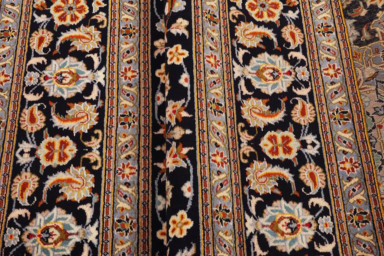 A carpet, Kashan, ca 361 x 248 cm.