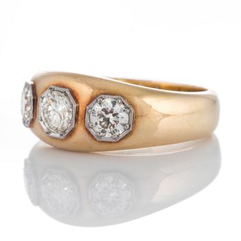 A ring set with three round brilliant-cut diamonds with a total weight of ca 1.20 cts.