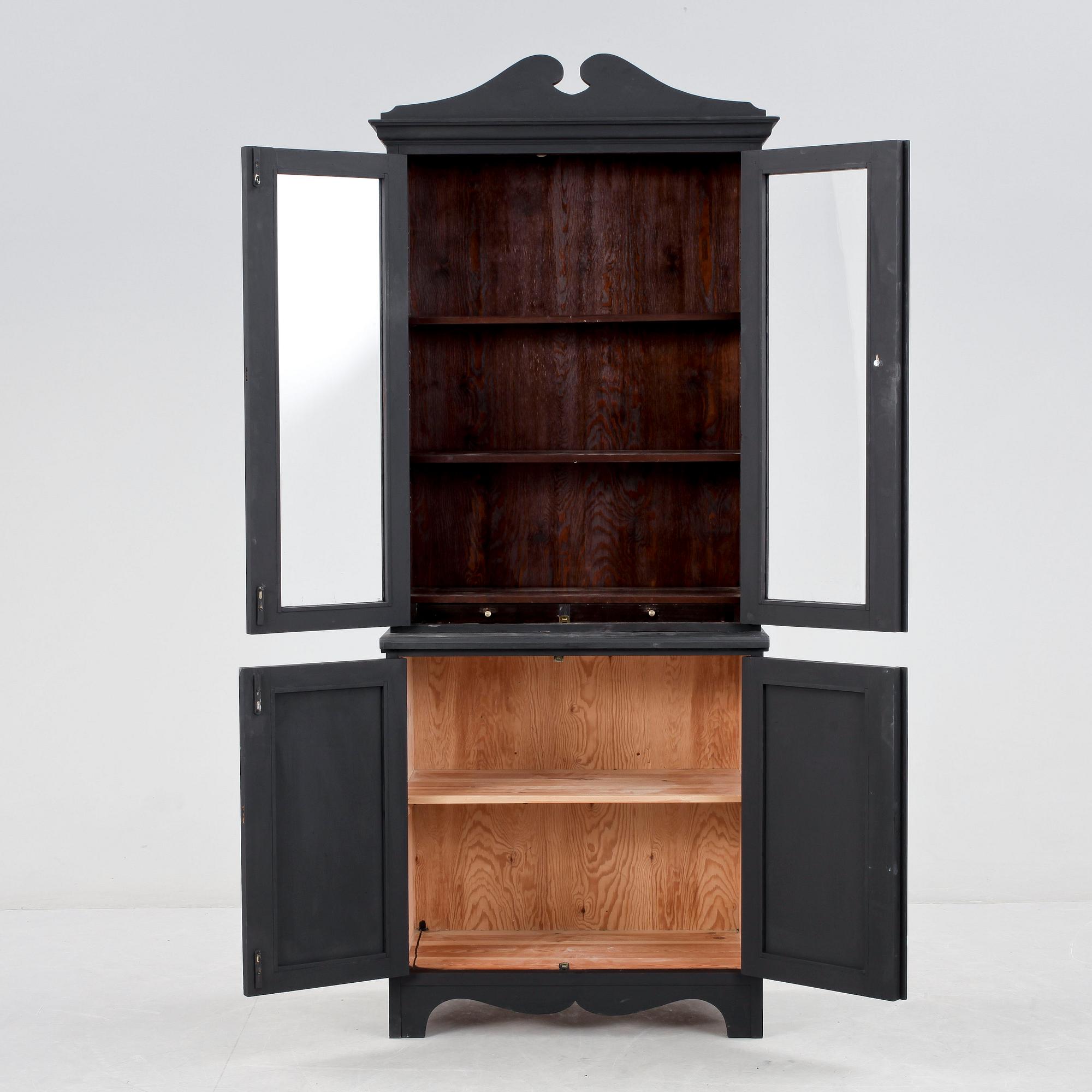 VITRINSKÅP, 1900-talets början.