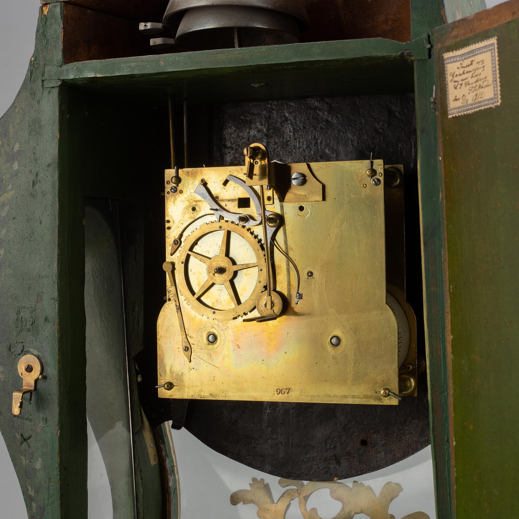 A rokoko style table clock. Pendulum and two keys. 19/20th century.