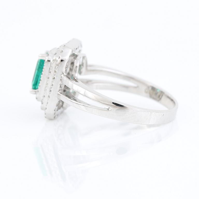 RING, 18K vitguld med smaragd ca 1,35 ct och små diamanter tot ca 0,28 ct. Vikt 5,8 g.