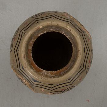 GOLVVAS, omkring 1900, målad terracotta.