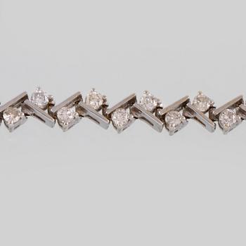 ARMBAND, 14k vitguld med briljantslipade diamanter, totalt ca 4.20 ct. Vikt 17 g.