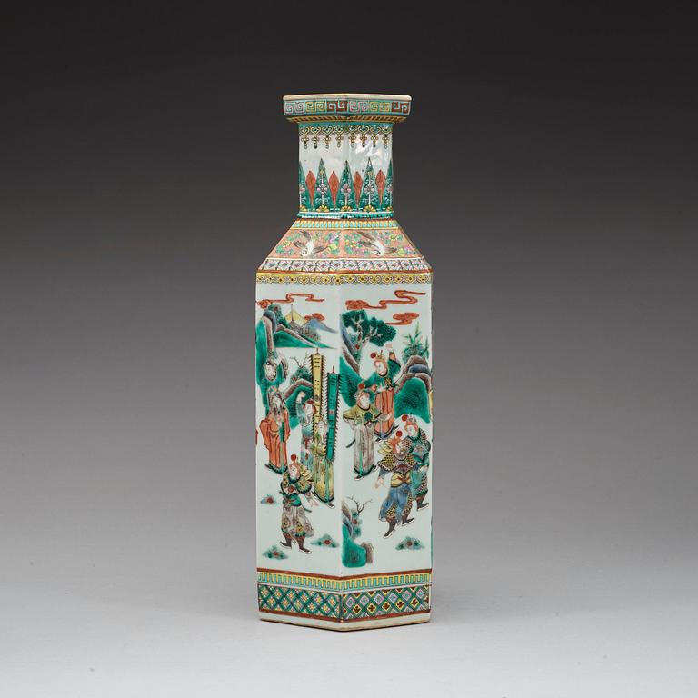 A famille verte vase, Qing dynastin 19th century. With four characters.