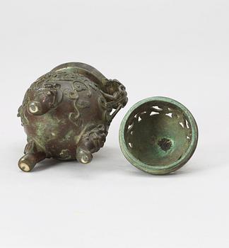 VINOFFERKÄRL, RÖKELSEKAR samt VAS, brons. Qingdynastin.