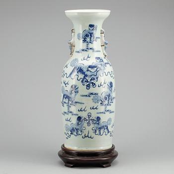 GOLVVAS, porslin, Kina. 1800-tal.