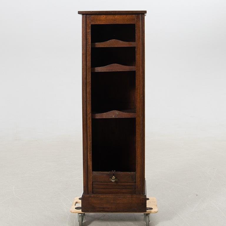 Jalusiskåp, 1900-talets första hälft.