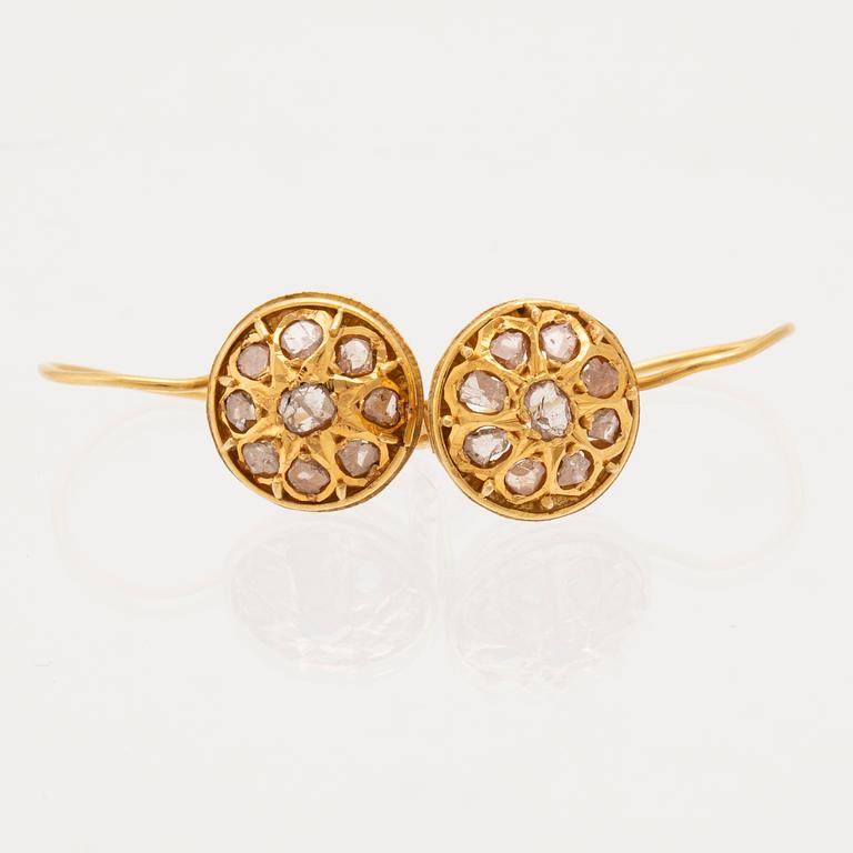 Earrings 21.6K gold with diamonds.