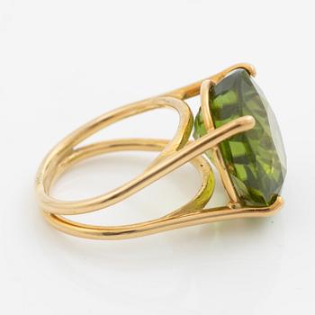 Ring, cocktail ring, 18K gold with large peridot.