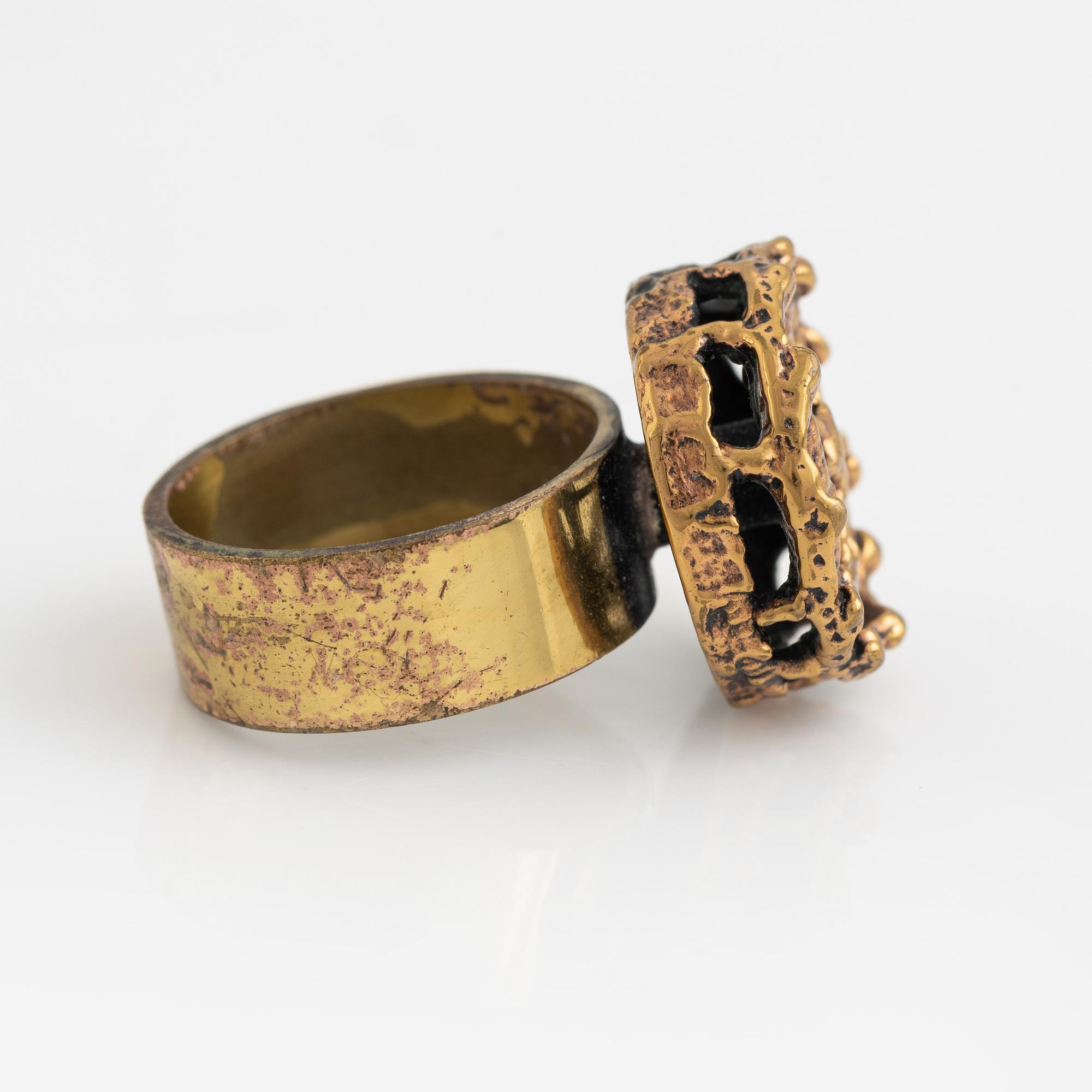 Pentti Sarpaneva, halsband samt ring, brons,