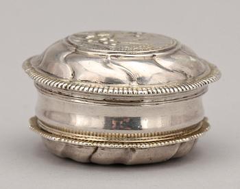 KYRKDOSA, silver, Göteborg, 1700-tal. Vikt ca 60 gram.