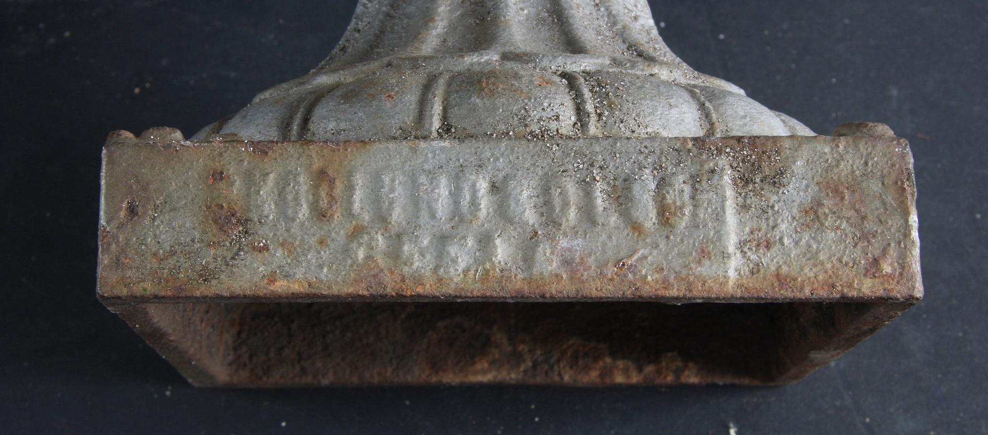 TRÄDGÅRDSURNOR, ett par, gjutjärn, 1900-tal.