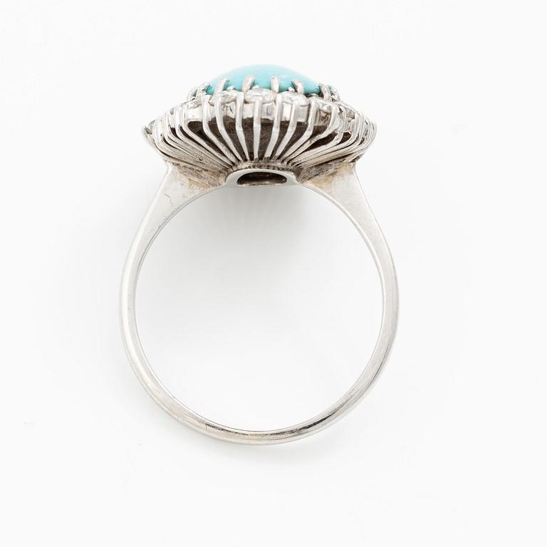 Ring 18K vitguld med turkos samt runda briljant- och baguetteslipade  diamanter.