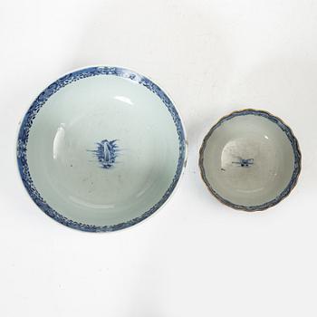 A set of five Chinese export porcelain bowls, Qing dynasty, Qianlong (1736-95).