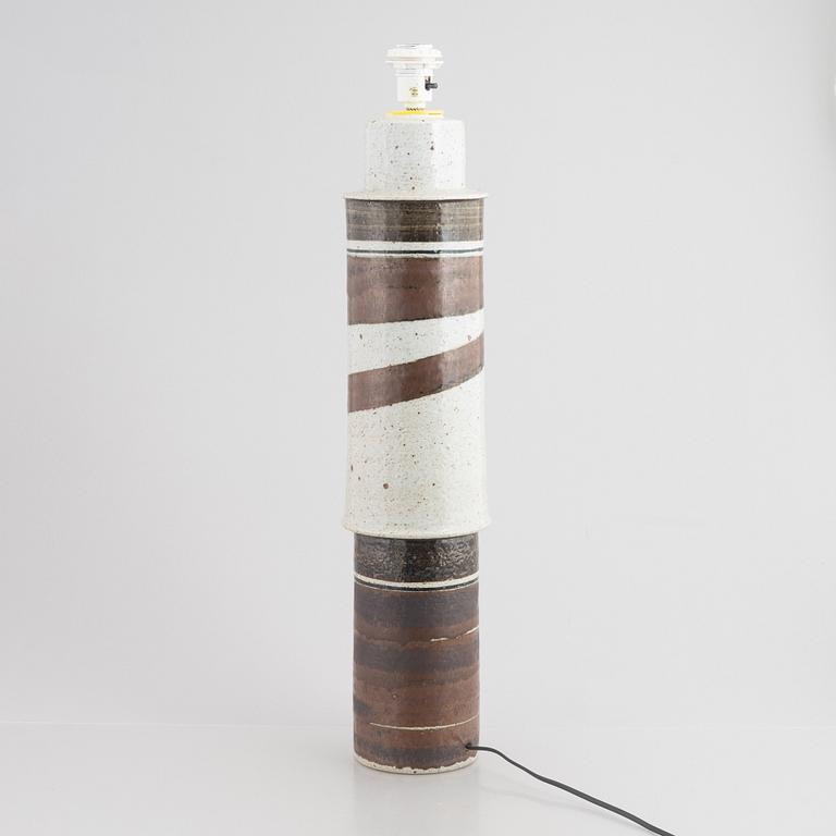Inger Persson, golvlampa, chamotterat stengods, Rörstrand 1960-tal.