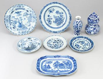 PORSLINSFÖREMÅL, 8 delar, Qingdynastin, 1700-1800-tal.