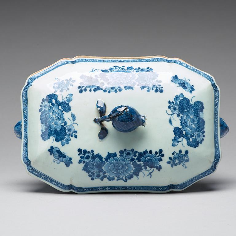 A blue and white tureen with cover, Qing dynasty, Qianlong (1736-95).
