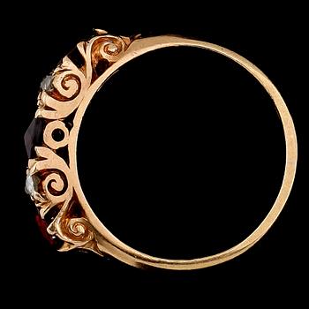 RING, 18K guld, gammalslipade diamanter och röda stenar. Vikt ca 3 g.