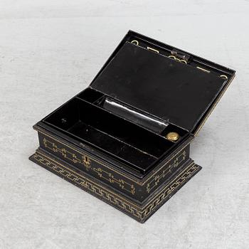 Bord med skrin, Ersbach und Hausness Blechwarenfabrik, Dresden, 1880-tal.