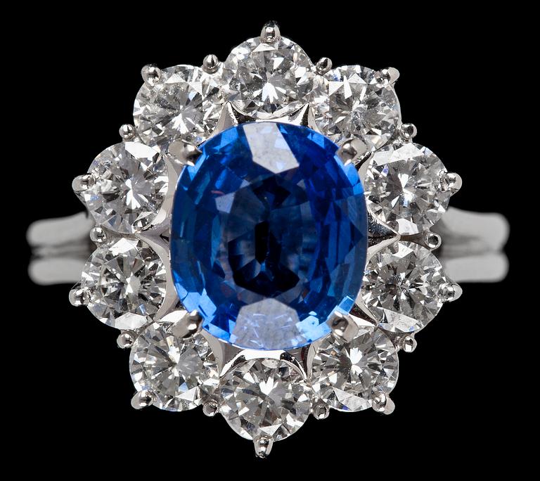 RING, blå safir, 2.38 ct, med tio briljantslipade diamanter, tot. 1.70 ct.