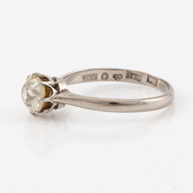 Ring 18K white gold with an old-cut diamond.
