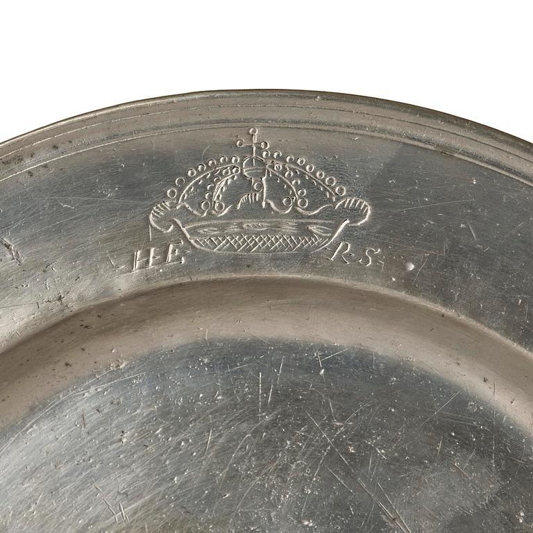 Tallrik, ur Hedvig Eleonoras Strömsholmsservis, av Nicholas Kelk (mästare i London 1638-88), daterat 1680.