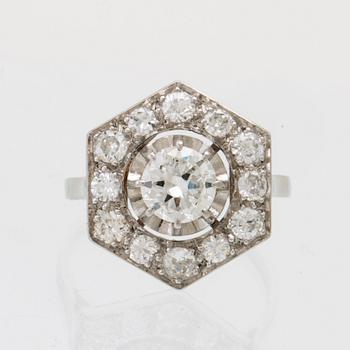 An 18K white gold ring set with round brilliant-cut diamonds.