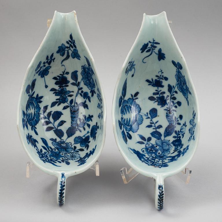 A blue and white dinner service, Qing dynasty, Qianlong (1736-95). (62 pieces).