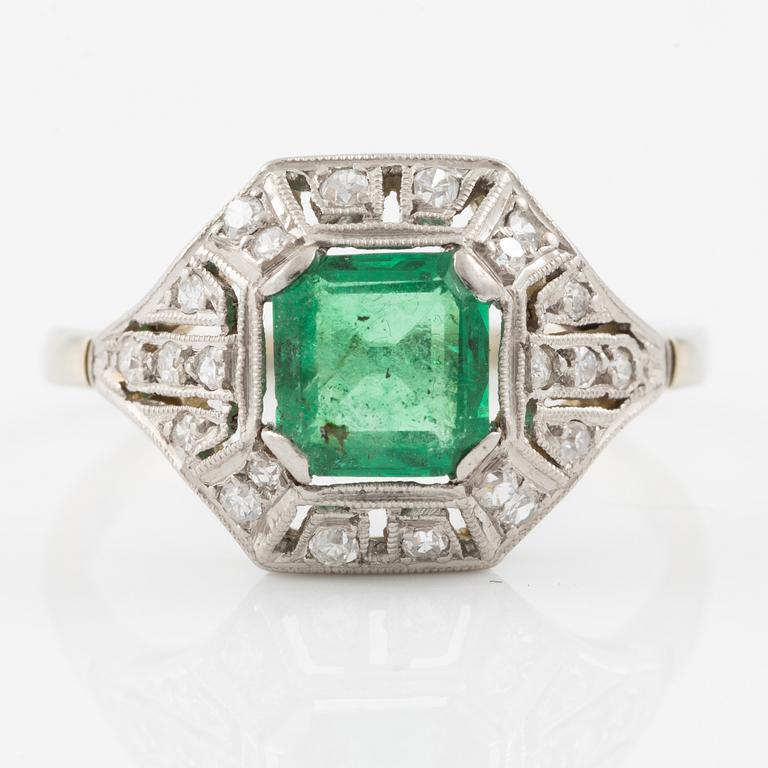 Ring, platina med smaragdslipad smaragd och diamanter, art déco, ca 1920-tal.