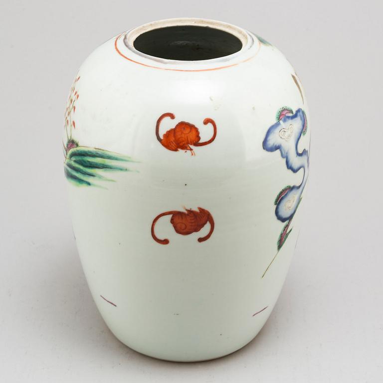 KRUKA, porslin. Kina, Sen Qing omkring 1900.