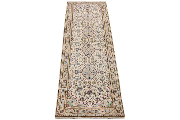 A Kashan runner carpet, c. 344 x 81 cm.