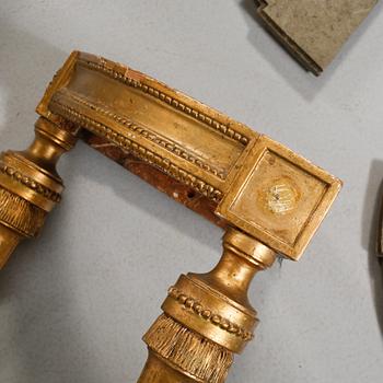 HÖRNKONSOLBORD, ett par, gustavianska, omkring 1800.