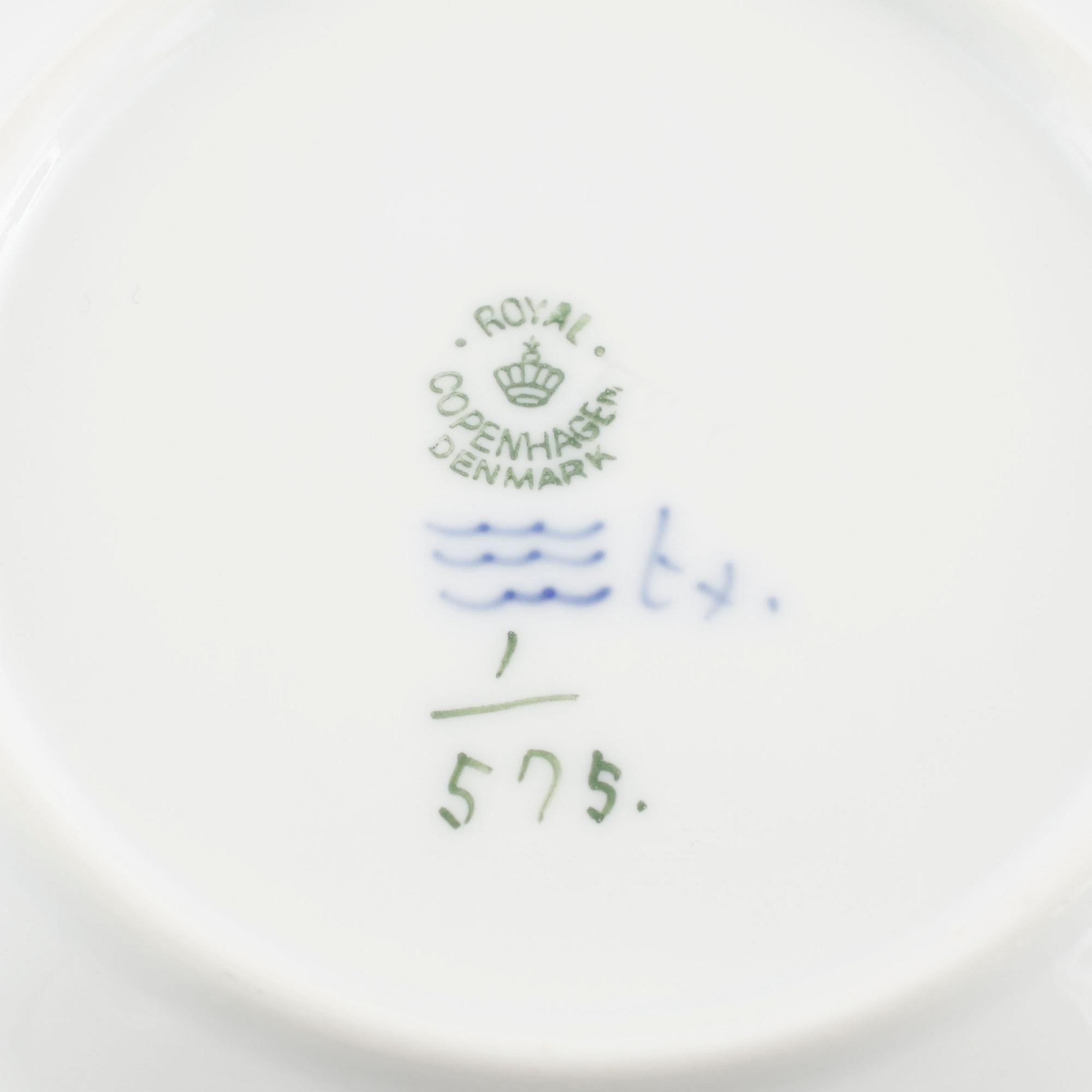 A porcelain coffee set of 29 pcs, 'Musselmalet', Royal Copenhagen, Denmark, first half of the 20th century.